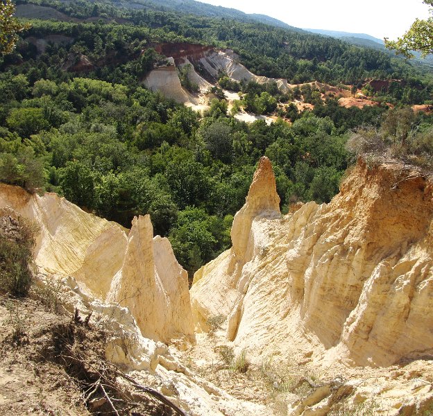 colorado provencal5.jpg - Na de afdaling van de Mont Ventoux rijden we naar Rustrel voor het bezoeken van de Colorado Provencal.